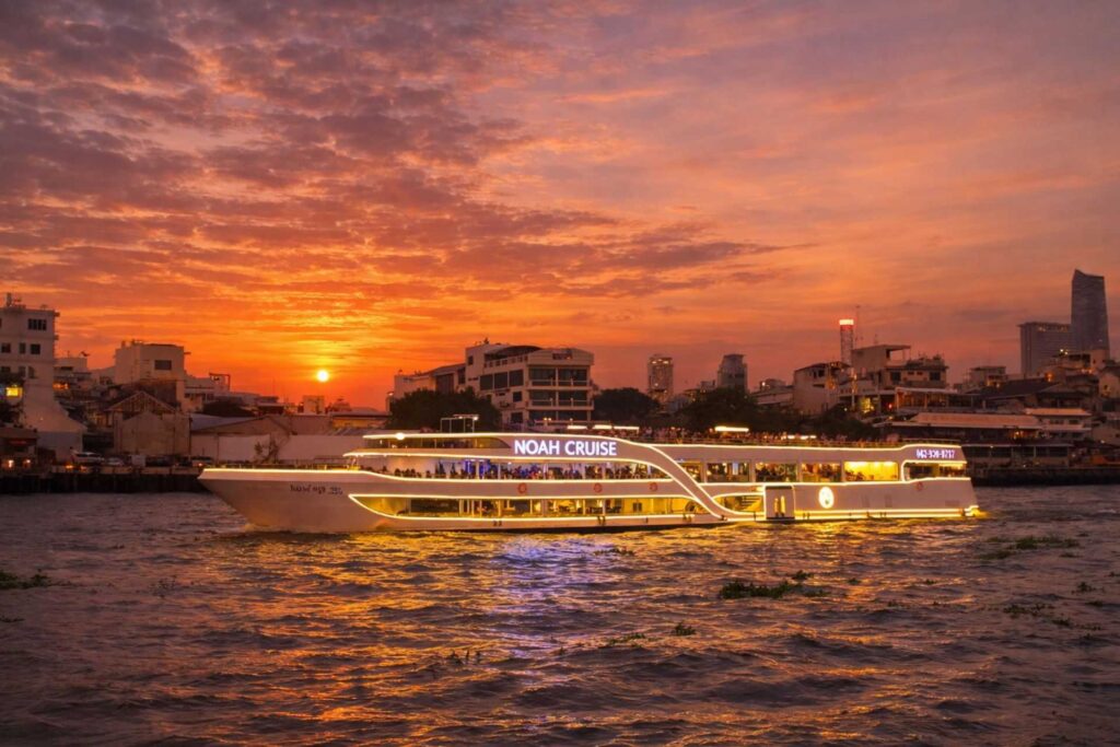 Sunset river dinner cruise in Bangkok, Noah Cruise