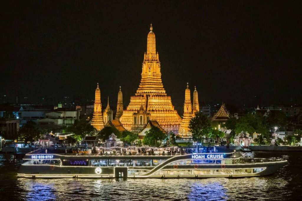 Noah Dinner Cruise Bangkok Signtseeing Wat Arun Ratchawararam on Chao Phraya River